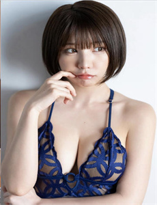 濠河边上的女人